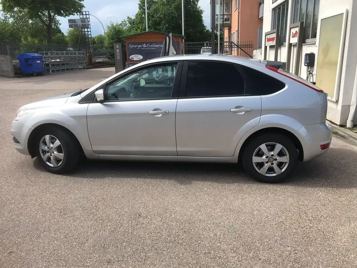 Gebraucht Ford Focus 120 PS (88 kW) 2009 Silber Limousine