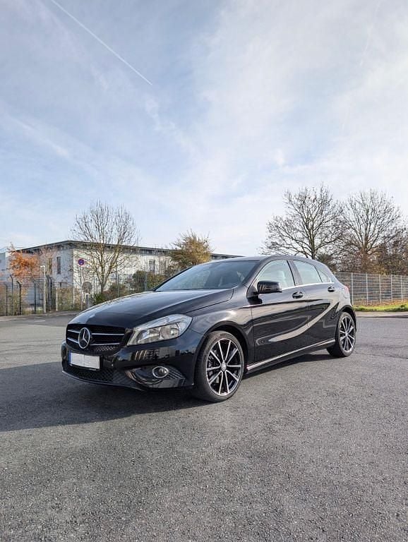 Gebraucht Mercedes A180 122 PS (89 kW) 2014 Schwarz Limousine