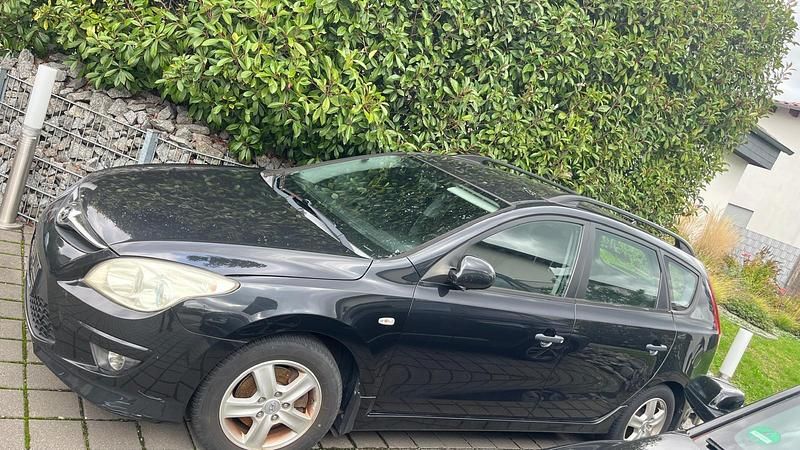 Schwarz Gebraucht 2010 Hyundai i30 Kombi | 2.000 € - Bild 1/4