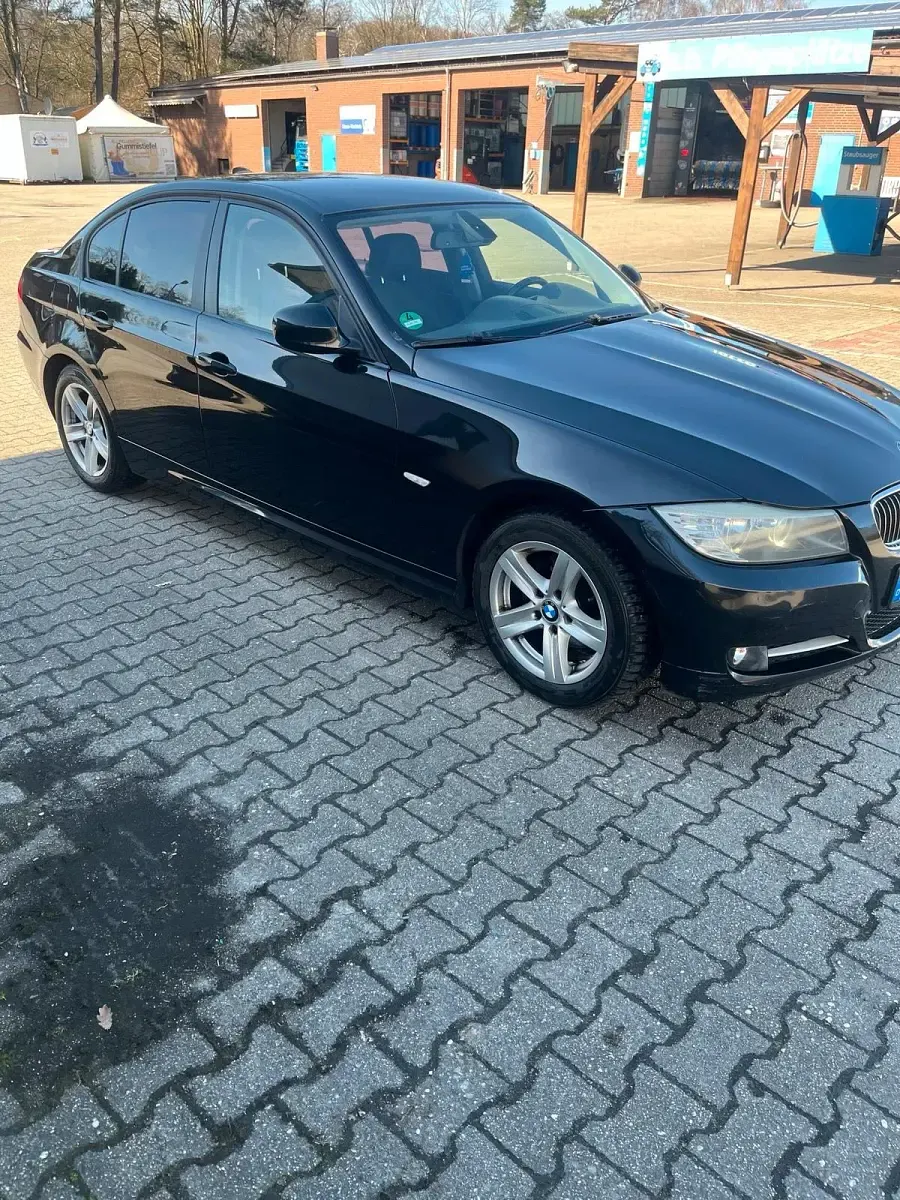 Gebraucht BMW 318 143 PS (105 kW) 2010 Schwarz Limousine