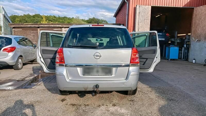 Silber Gebraucht 2009 Opel Zafira Van / Kleinbus | 2.300 € (Guter Preis) - Bild 1/4
