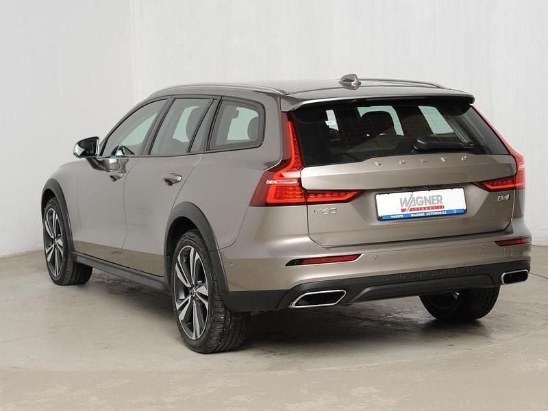 Gebraucht Volvo V60 CC Pro 197 PS (144 kW) 2022 Pebble grey metallic Kombi