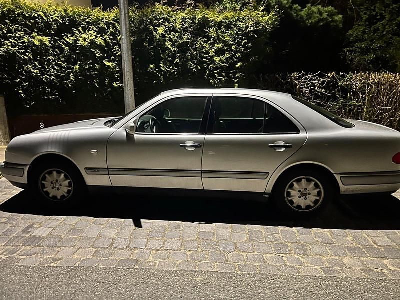 Gebraucht Mercedes E200 136 PS (100 kW) 1997 Silber Limousine