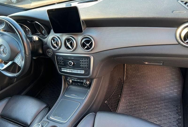 Gebraucht Mercedes CLA200 Shooting Brake 156 PS (114 kW) 2018 Schwarz Kombi