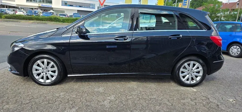 Gebraucht Mercedes B180 122 PS (89 kW) 2012 Schwarz Kleinwagen