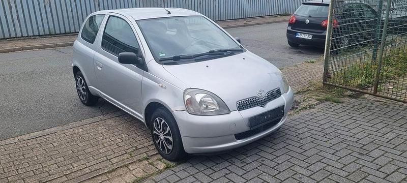 Grau Gebraucht 2002 Toyota Yaris Kleinwagen | 1.350 € (Fairer Preis) - Bild 1/4