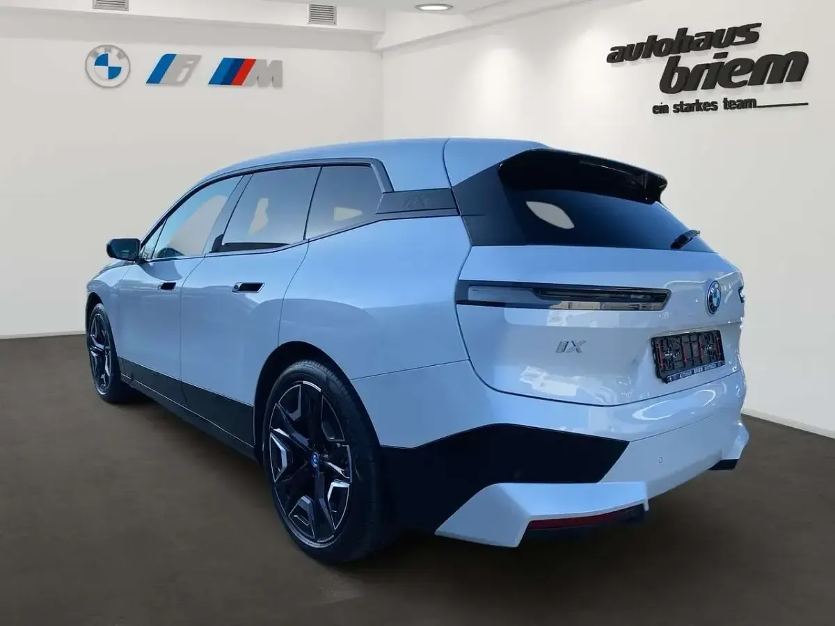 Gebraucht BMW iX Sport Line 239 kW (326 PS) 2023 Mineralweiß SUV