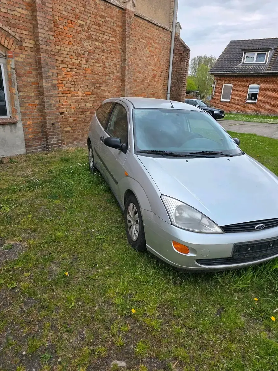 Gebraucht Ford Focus 75 PS (55 kW) 1999 Silber Kleinwagen