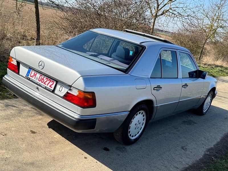 Gebraucht Mercedes E230 132 PS (97 kW) 1989 Gold Limousine