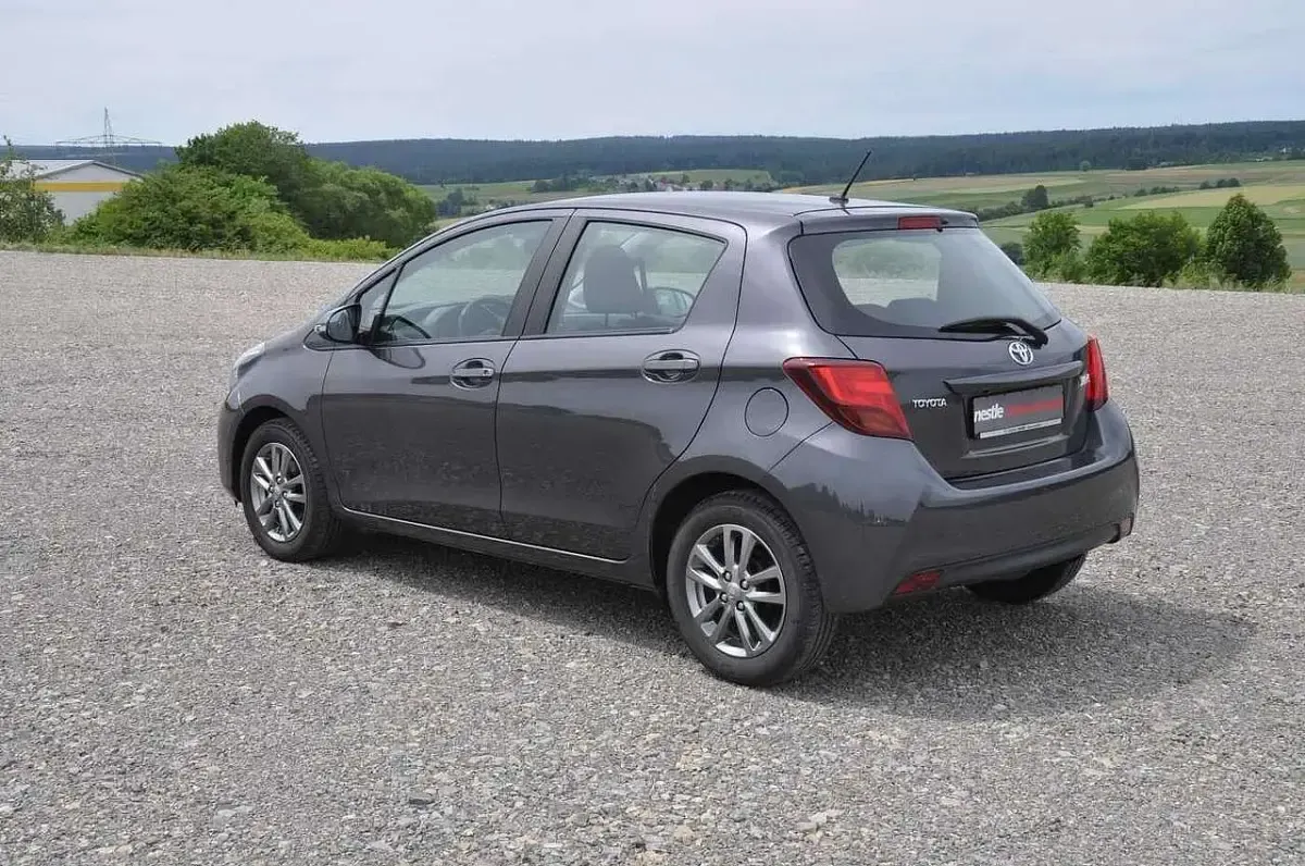 Gebraucht Toyota Yaris Comfort 99 PS (72 kW) 2015 Grau Limousine
