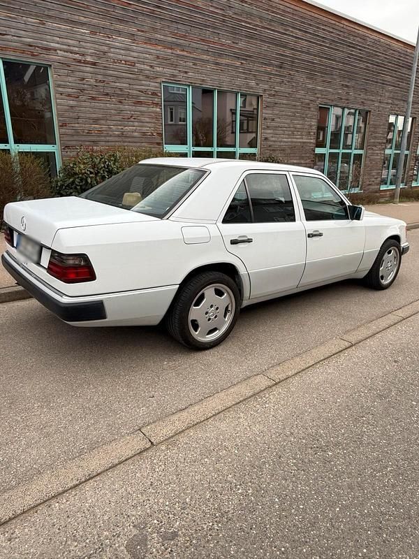 Używany Mercedes E220 150 KM (110 kW) 1993 Biały Sedan/Limuzyna