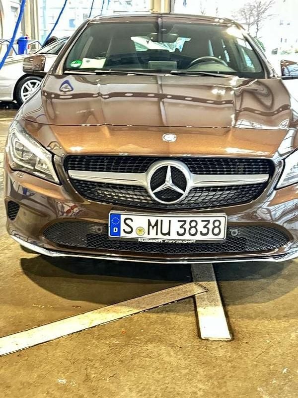 Braun Gebraucht 2016 Mercedes CLA180 Limousine | 16.490 € (Guter Preis) - Bild 1/4