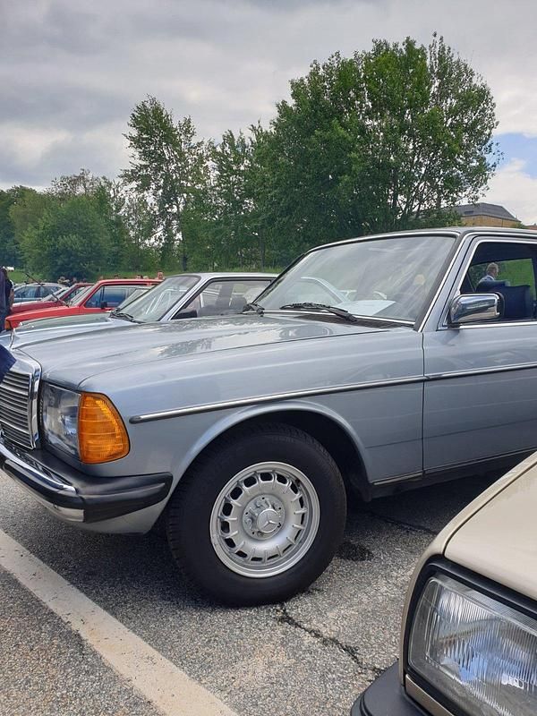 Gebraucht Mercedes 200 109 PS (80 kW) 1984 Silber Limousine