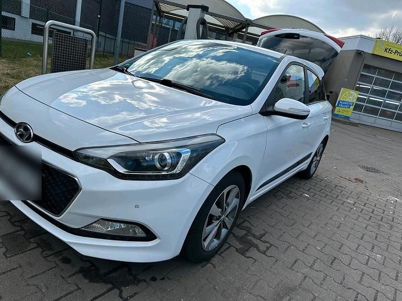 Gebraucht Hyundai i20 84 PS (61 kW) 2017 Weiß Kleinwagen