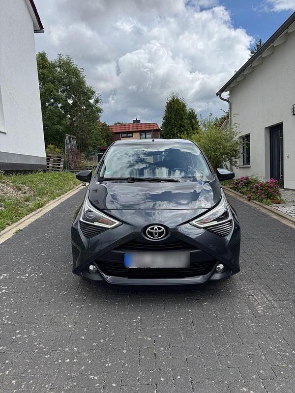 Grau Gebraucht 2019 Toyota Aygo Kleinwagen | 8.999 € (Guter Preis) - Bild 1/4