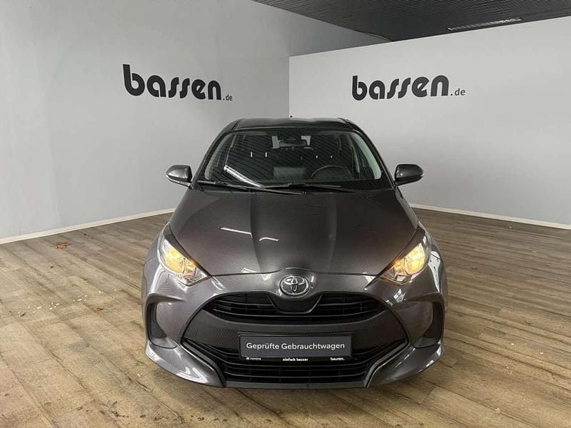 Marlingrau metallic Gebraucht 2022 Toyota Yaris Comfort Kleinwagen | 12.950 € (Fairer Preis) - Bild 1/4