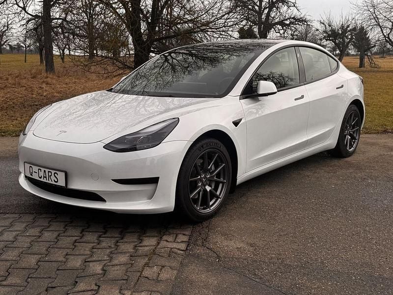 Weiß Gebraucht 2023 Tesla Model 3 Standard Range Limousine | 27.900 € (Superpreis) - Bild 1/4