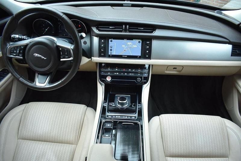 Gebraucht Jaguar XF Prestige 163 PS (119 kW) 2019 Grau Limousine