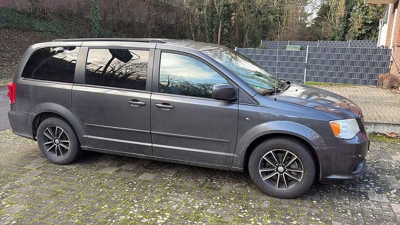 Grau Gebraucht 2015 Dodge Grand Caravan Van / Kleinbus | 7.499 € (Fairer Preis) - Bild 1/4