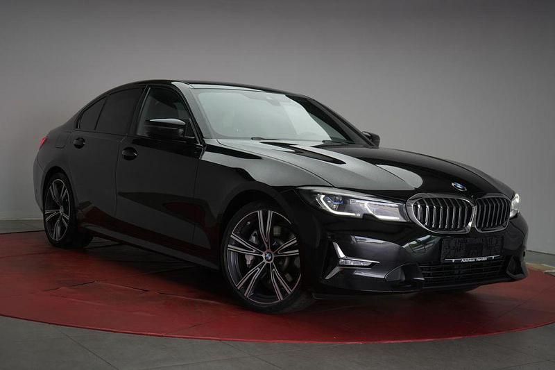 Schwarz Gebraucht 2022 BMW 330 Luxury Line Limousine | 26.950 € (Etwas zu teuer) - Bild 1/4