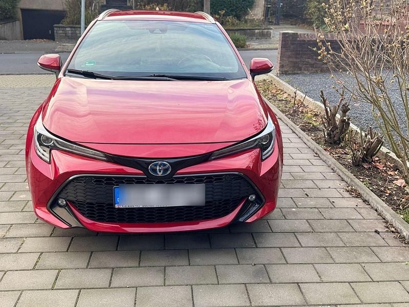 Rot Gebraucht 2021 Toyota Corolla Team Kombi | 22.700 € (Guter Preis) - Bild 1/4