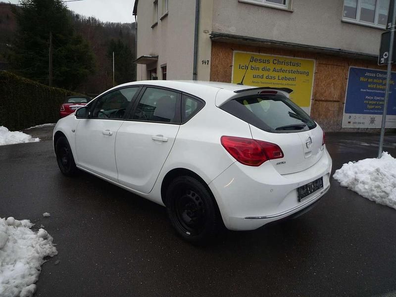 Gebraucht Opel Astra 101 PS (74 kW) 2013 Schneeweiss/summitwhite/arctic Kleinwagen