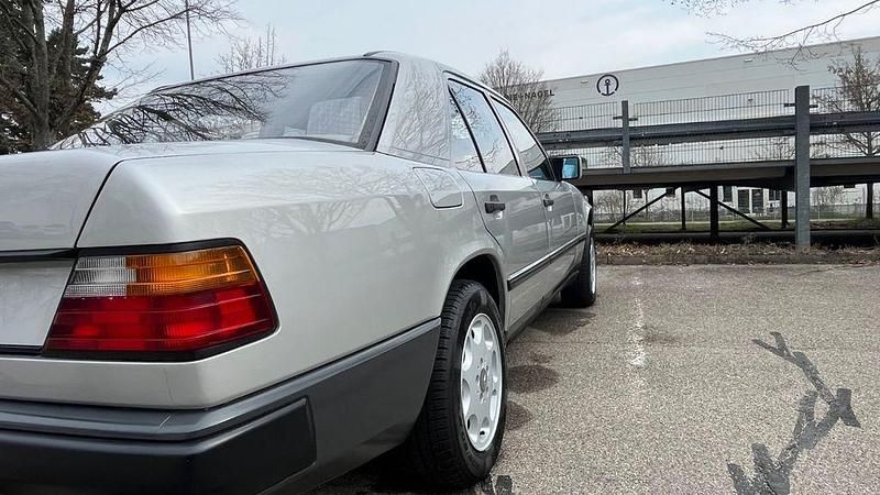 Gebraucht Mercedes 200 109 PS (80 kW) 1986 Silber Limousine