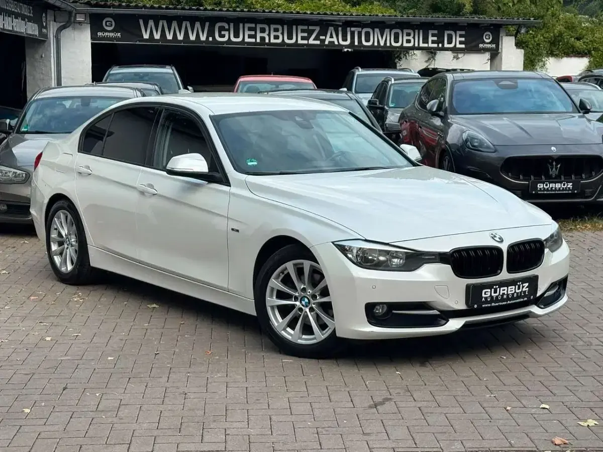 Gebraucht BMW 318 Sport Line 143 PS (105 kW) 2013 Mineralweiss Limousine