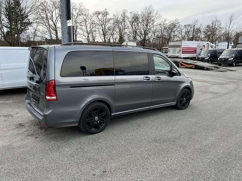 Grau Gebraucht 2020 Mercedes V200 Edition Van / Kleinbus | 49.500 € - Bild 1/4
