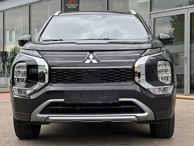 Neu Mitsubishi Outlander P-HEV 306 PS (225 kW) 2026 Schwarz SUV