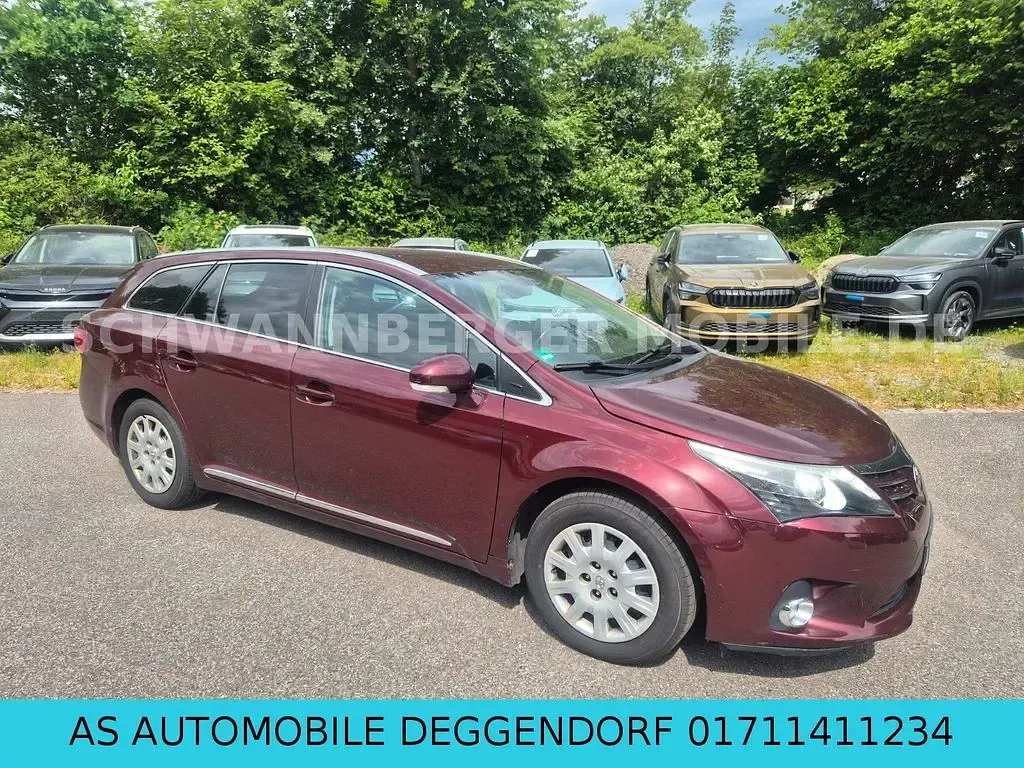 Gebraucht Toyota Avensis Life 124 PS (91 kW) 2013 Rot Kombi