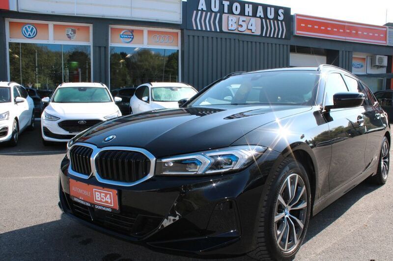 Black sapphire metallic Gebraucht 2023 BMW 320 Performance Kombi | 31.991 € (Superpreis) - Bild 1/4