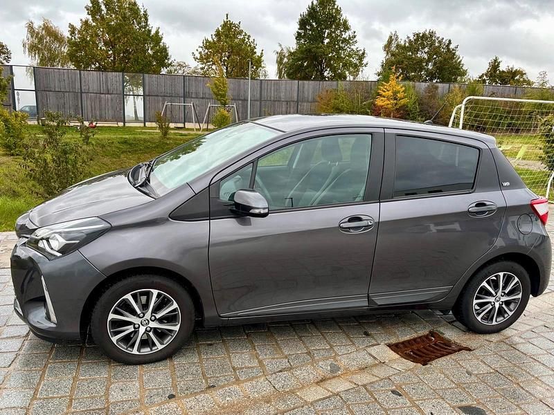 Grau Gebraucht 2019 Toyota Yaris Club Kleinwagen | 12.900 € (Fairer Preis) - Bild 1/4