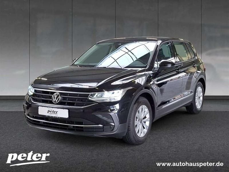 Deep black perleffekt Gebraucht 2024 VW Tiguan SUV | 25.440 € - Bild 1/4