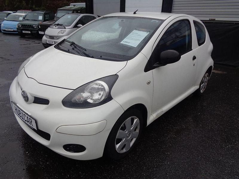 Weiß Gebraucht 2010 Toyota Aygo Kleinwagen | 1.995 € (Fairer Preis) - Bild 1/4