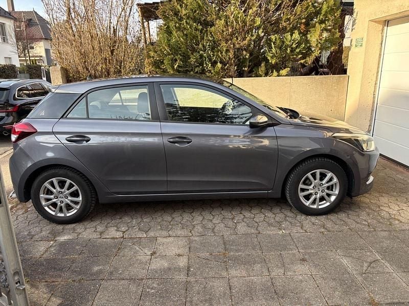 Gebraucht Hyundai i20 Classic 84 PS (61 kW) 2015 Grau Kleinwagen