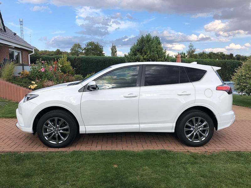Weiß Gebraucht 2019 Toyota RAV4 SUV | 21.999 € (Fairer Preis) - Bild 1/4