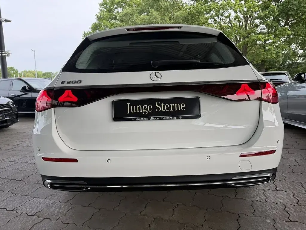 Gebraucht Mercedes E200 204 PS (150 kW) 2025 Weiß Kombi