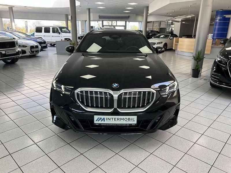 Gebraucht BMW 520 M Sport 197 PS (144 kW) 2024 Black sapphire metallic Kombi