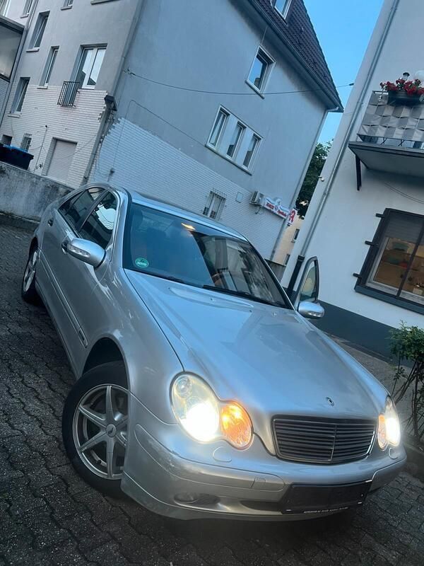Silber Gebraucht 2003 Mercedes C200 Classic Limousine | 2.400 € (Fairer Preis) - Bild 1/4