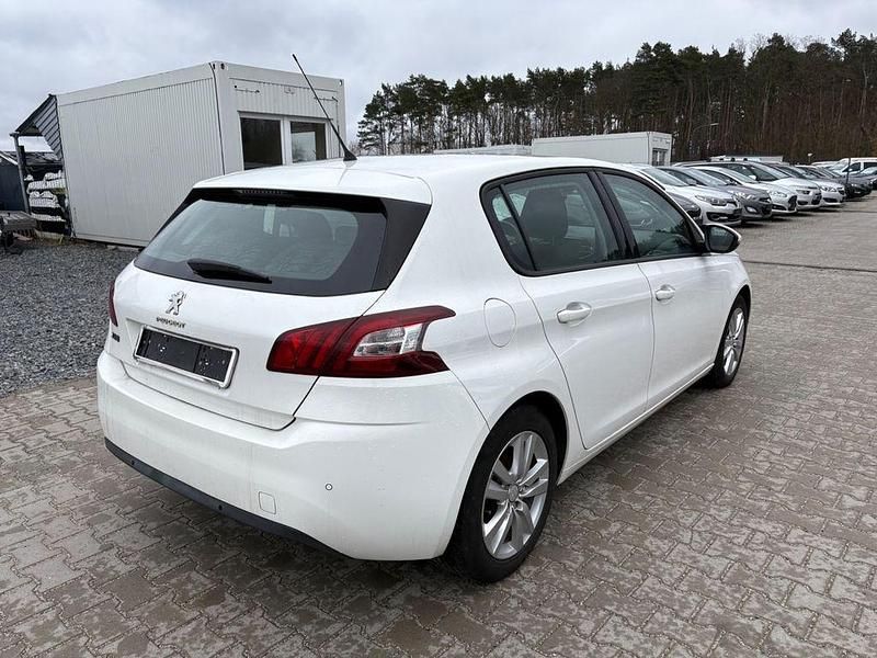Gebraucht Peugeot 308 Active 125 PS (91 kW) 2014 Weiß Limousine