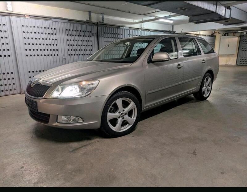 Grau Gebraucht 2012 Skoda Octavia Kombi | 6.999 € (Fairer Preis) - Bild 1/4