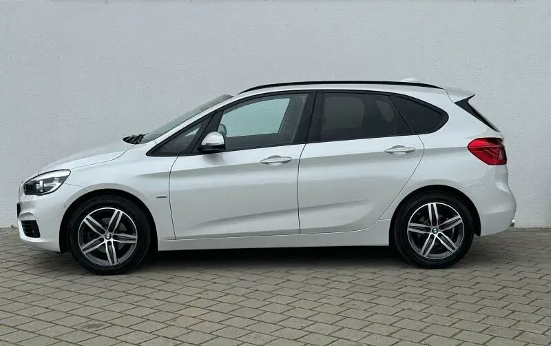 Gebraucht BMW 218 Active Tourer Sport Line 150 PS (110 kW) 2016 Mineralweiss metallic Van / Kleinbus