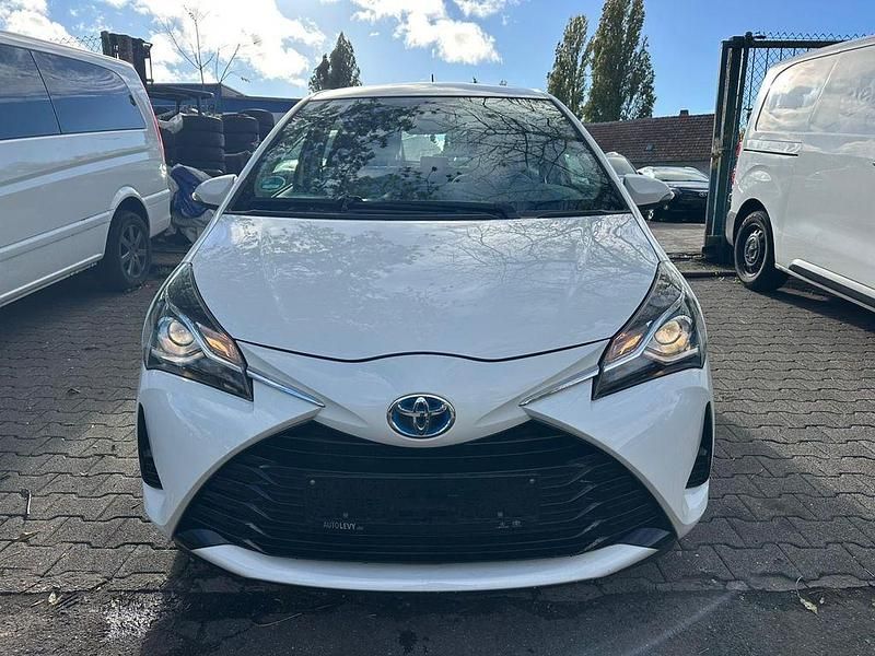 Weiß Gebraucht 2020 Toyota Yaris Hybrid Business Edition Limousine | 12.500 € (Superpreis) - Bild 1/4