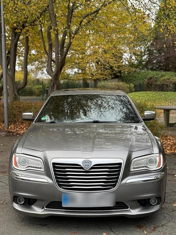 Silber Gebraucht 2011 Lancia Thema Limousine | 9.300 € (Etwas zu teuer) - Bild 1/4