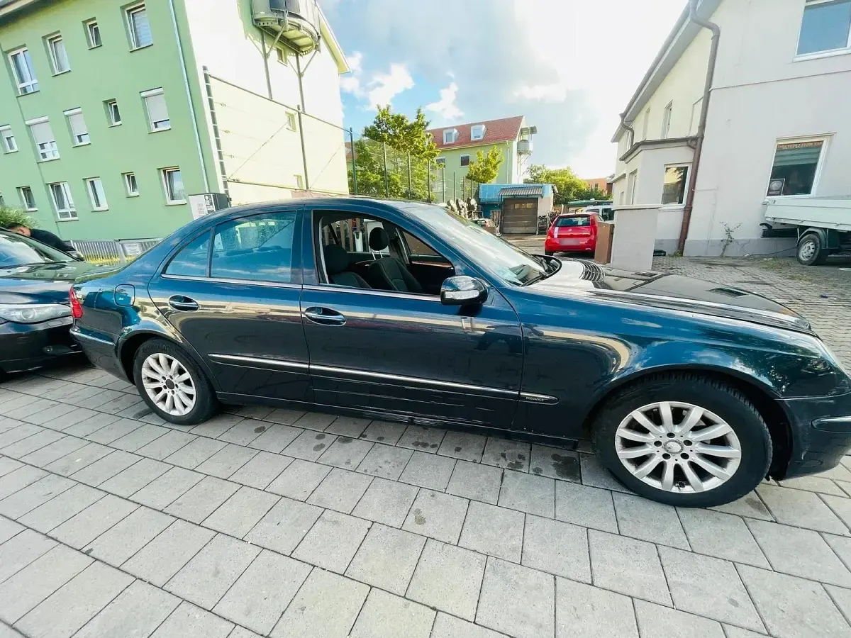 Gebraucht Mercedes E220 150 PS (110 kW) 2004 Blau Limousine