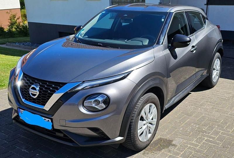 Grau Gebraucht 2021 Nissan Juke Visia SUV | 13.500 € (Superpreis) - Bild 1/4