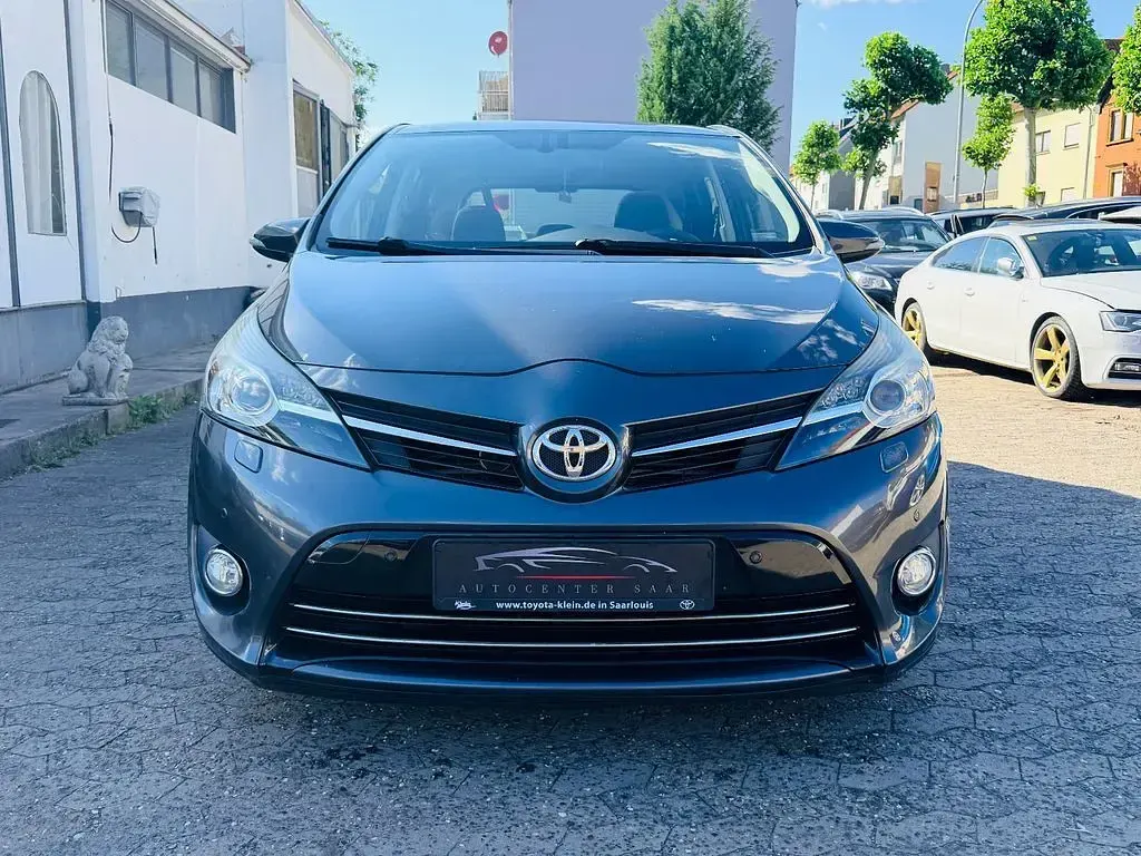 Gebraucht Toyota Verso Life 124 PS (91 kW) 2013 Grau Van / Kleinbus