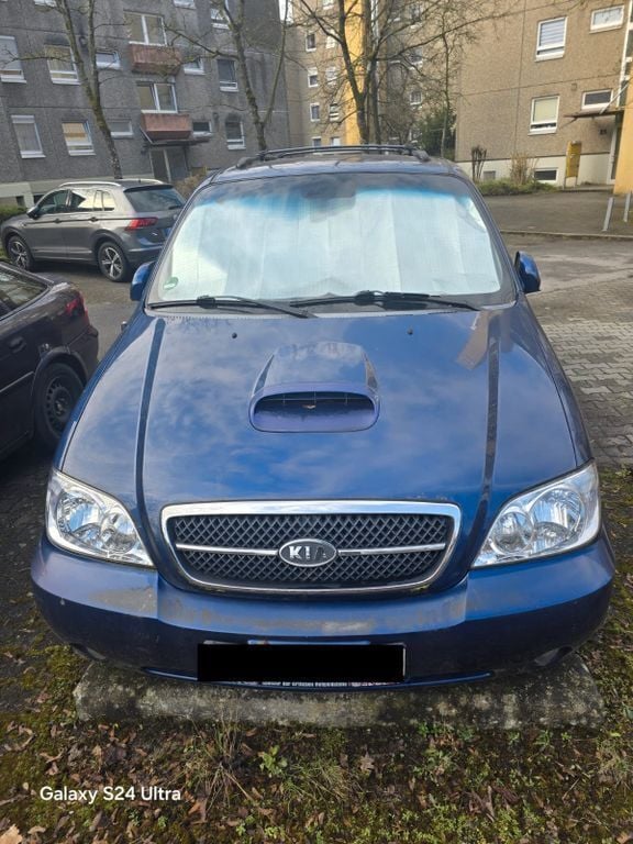 Blau Gebraucht 2004 Kia Carnival LX Van / Kleinbus | 2.700 € - Bild 1/4