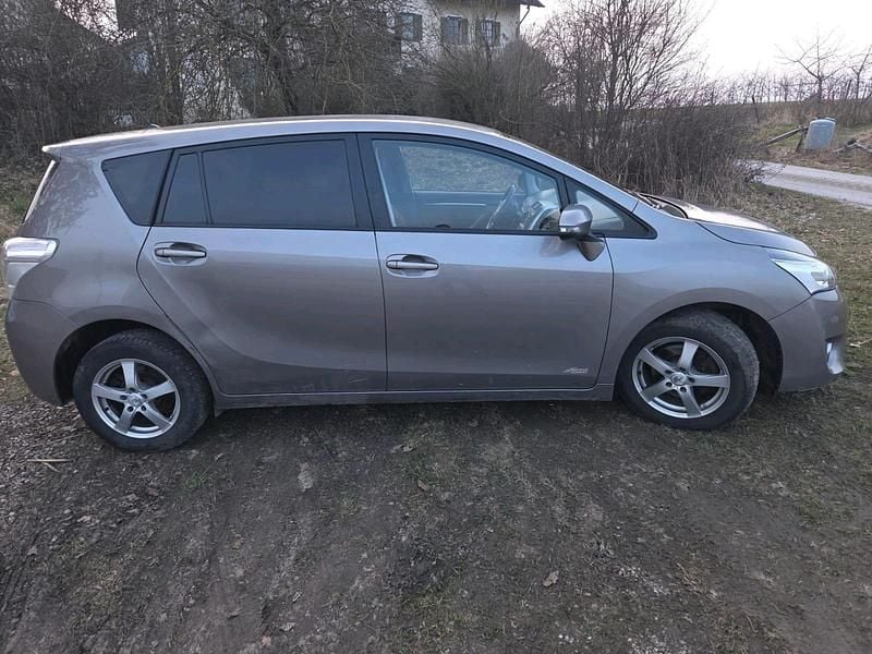 Gebraucht Toyota Verso 111 PS (81 kW) 2013 Silber Van / Kleinbus